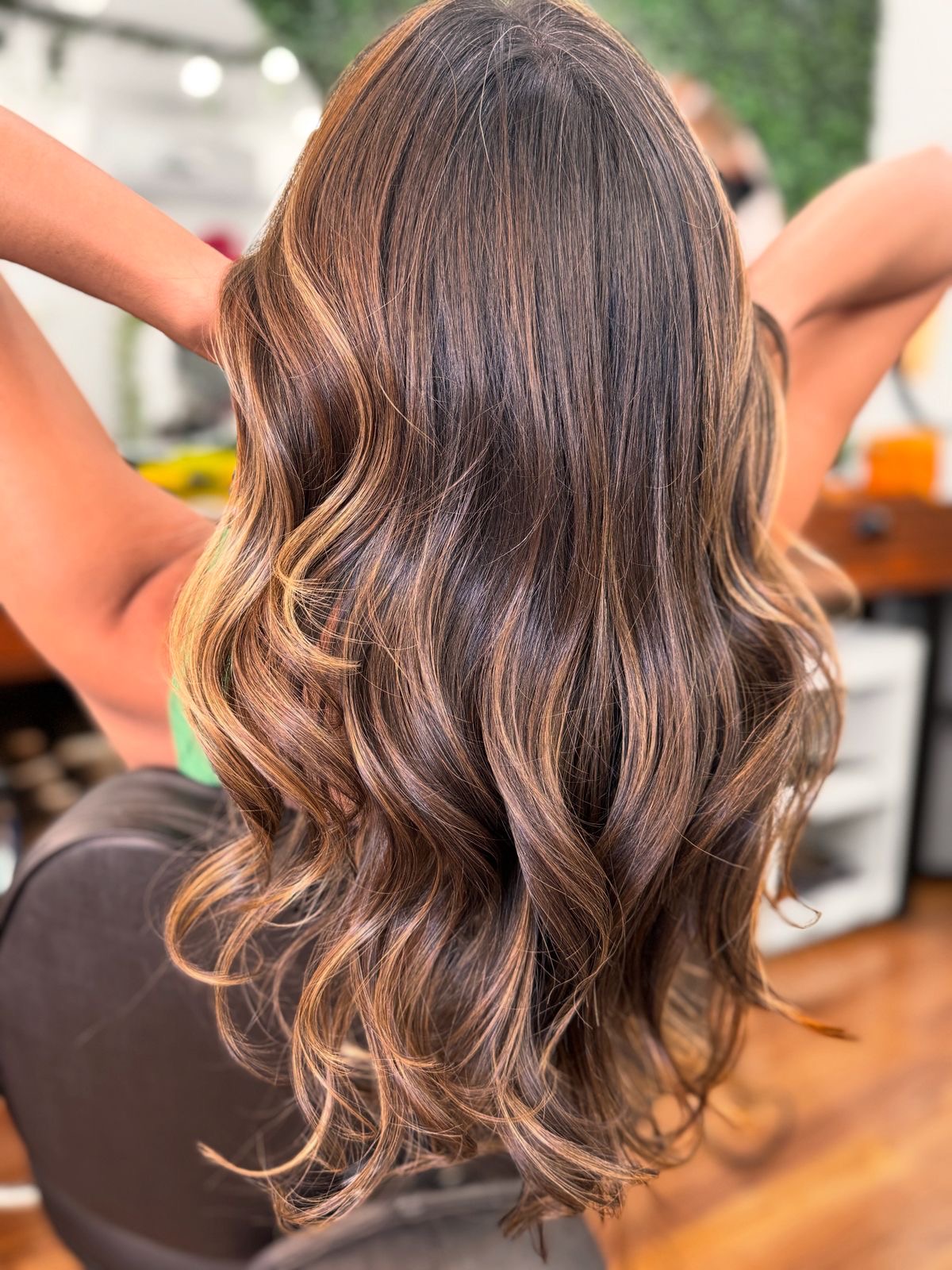 Cabelo morena iluminada com acabamento A Bunitta